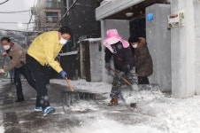 [포토]오승록 노원구청장, 월계1동서 폭설 제설 작업