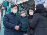 [포토]채현일 영등포구청장, 양평1동 주요 사업지 돌며 주민들과 소통