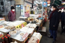 이승로 성북구청장 설 명절 전통시장 찾아 가격표까지 올려 박수 받은 사연?