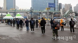 [포토]연휴 마친 뒤 붐비는 선별진료소