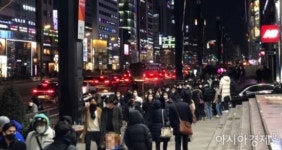 [르포]조금 더 마시자 강남역 오후 9시 불야성…코로나 확산 우려도
