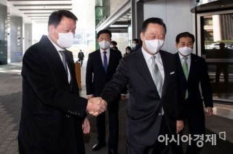 [포토]박용만·최태원 악수