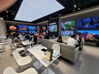 [르포]여의도 더현대 서울서 가전 정면승부…삼성·LG 매장 가보니