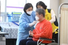 서초구, 백신 이상반응 신고 앱·콜센터 운영