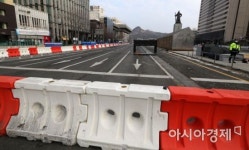 [포토] 광화문광장 서측차로 폐쇄