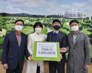 굿네이버스-교보생명, 현경초등학교 축구부에 후원 물품 전달