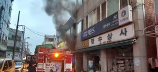 전남 순천시 상가 건물서 불…진화 중