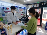 유증상자는 약국 아닌 선별진료소로 … 거창군, 코로나 안내문 배포