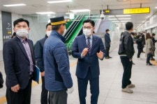 [포토]이정훈 강동구청장, 개통한 지하철 5호선  강일역 현장 점검