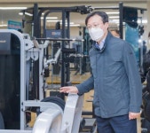 [포토]채현일 영등포구청장, 재개 앞둔 영등포제1스포츠센터 시설 점검