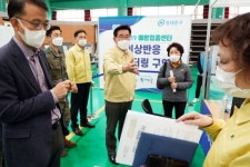 [포토]유덕열 동대문구청장, 코로나19 예방접종센터 최종 점검