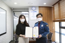 서울 강동경찰서, 보이스피싱 예방 은행원·청원경찰에 감사장 전달