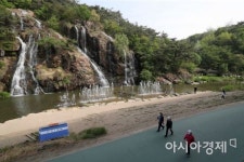 [포토]초여름 더위에 홍제천 인공폭포 가동