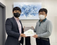 굿네이버스, 대덕치과의원에 좋은이웃가게 현판 전달