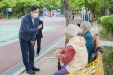 [포토]채현일 영등포구청장, 신길근린공원서 어르신들과 소통