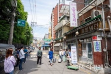 [포토]이른 더위에 냉면집 찾은 시민들