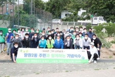 [포토]유동균 마포구청장 ‘망원2동 주민과 함께 하는 기념 식수