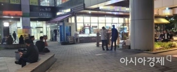“두 테이블 드릴게요” 거리두기 장기화에 지쳐버린 자영업자·시민들