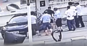 문이 안열려 전기 끊긴 테슬라 차량에 갇혀 실신…잇따른 악재 빨간불