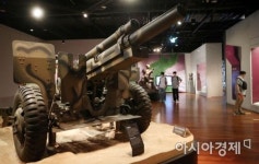 [포토] 6.25전시관 관람하는 시민들