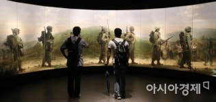 [포토] 전쟁기념관 6.25 전시실 찾은 시민들