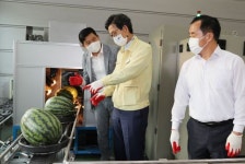 유기상 고창군수, 취임 3주년 맞아 수박선별장 방문
