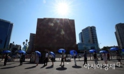 [포토] 서울역 임시 선별검사소 앞 파란 양산 행렬