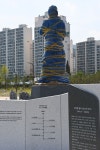 ‘열사’는 왜 칭칭 감겨 결박돼 있나 … 이름 때문에 인질잡힌 김주열 동상