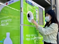 롯데, 플라스틱 선순환 프로젝트…페트병 회수 로봇 50대 도입