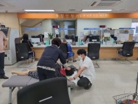 양천구 신정4동 주민센터 직원들 의식 잃은 민원인 구조
