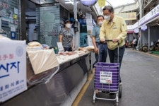 이승로 성북구청장 부인과 함께 전통시장 장보기 나서