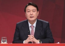 윤석열, 정치보복 질문에 MB·박근혜 수사, 이 잡듯이 뒤지진 않았다