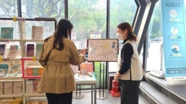 종로구 직원들 한복 입고 근무