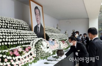 [포토] 헌화하는 김부겸 총리