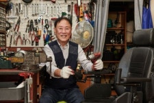 봉사로 가끔하던 휠체어 수리, 아예 업으로 우정선행상 대상에 신동욱씨