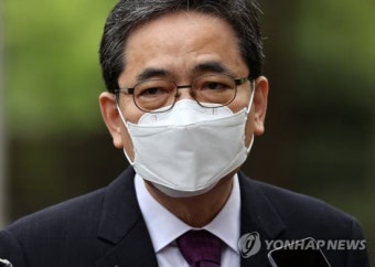 '50억 클럽' 곽상도 구속심사… 포토라인 피해 법원 출석