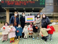 우리도 산타 할래요! … 경산 피터팬어린이집 고사리손, 행정복지센터에 성금 전달