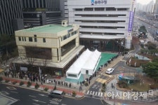 [포토]송파구보건소 둘러싼 코로나 검사줄