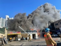 부산의 한 공장서 변압기 폭발로 옆 건물까지 연쇄 화염 … 소방차 66대, 소방헬기 동원 진화