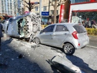 ‘마른 하늘에 날벼락’ … 홈플러스 5층 벽뚫고 추락한 택시, 차량 13대 덮치고 운전기사 숨져