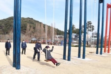 춘향이 그네보다 높지? … 부산 기장군, 중앙공원 잔디광장에 부·울·경 최장 전통그네 등장