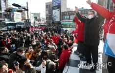 [포토] 윤석열 후보, 안성 중앙시장 앞 거리 유세
