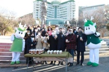 실천으로 우려낸 ‘두잉인재 커피’ … 동명대학교 전호환 총장, 사비로 학생 등교길에 커피 1000잔 나눔