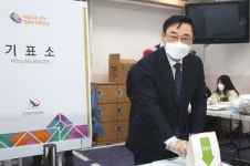[포토]이동진 도봉구청장·유동균 마포구청장 대선 사전 투표 마쳐