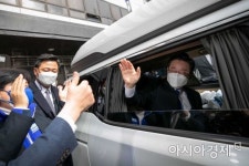 재명아빠 지키러 모인 개딸들…이재명 팬덤 정치 시동 거나