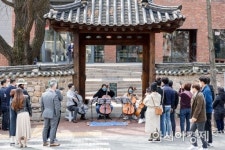 [포토]이화여대 관현악과, 정동길서 평화 위한 작은 음악회