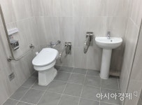 [르포]더 이상 고민할 필요가 없어졌어요...국내 대학 1호 성중립 화장실 가보니