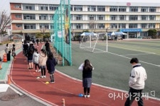 최근 일주일 학생 하루 5.4만명 확진…전면등교·등교학생 증가