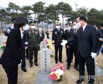 [포토]대전현충원 전사자 묘역 찾은 김부겸 총리