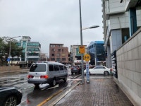자동차로 둘러싸였는데 손님 없는 양재 오토갤러리, 도대체 무슨 일이?